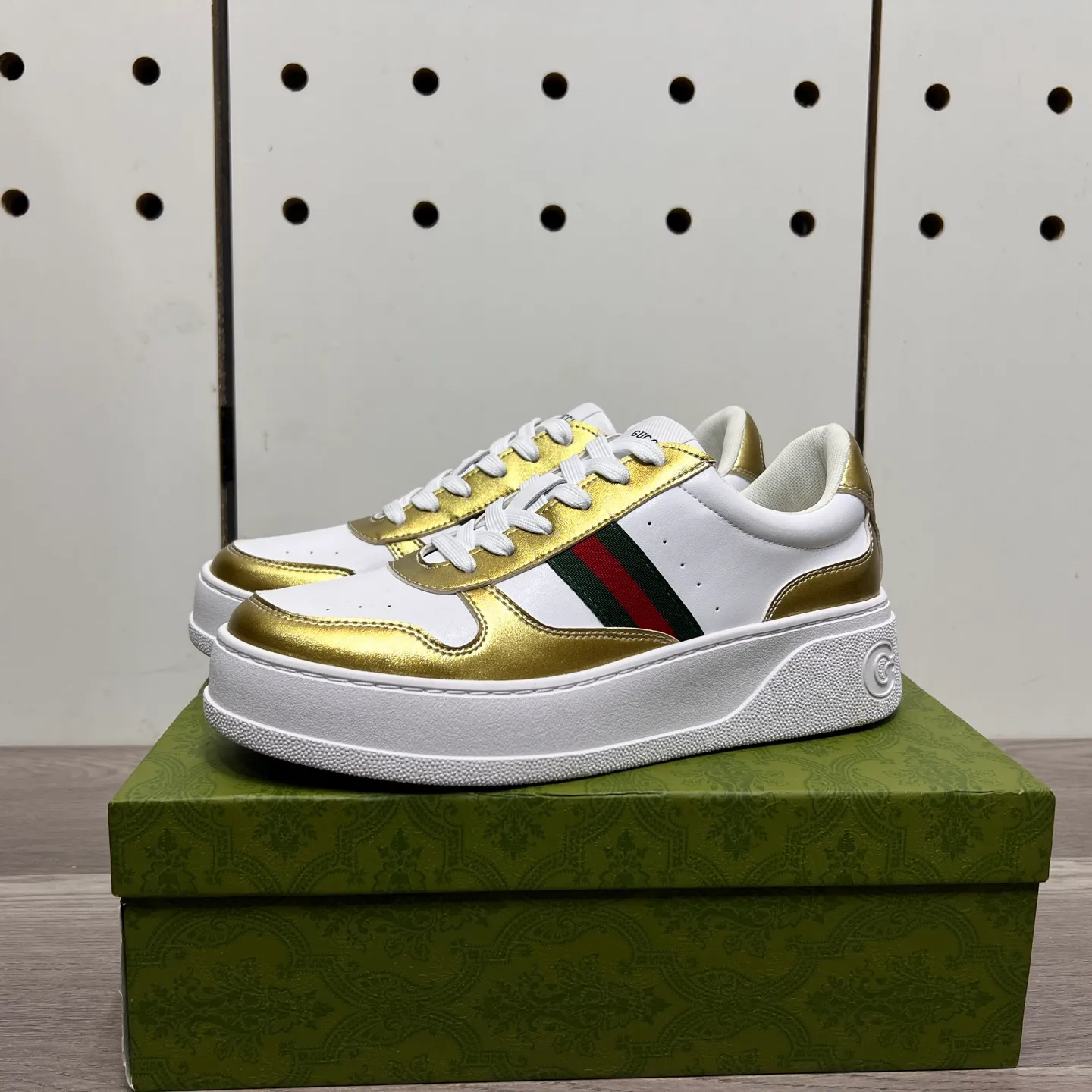 Factory price: 400💰Gucci original quality.~ Unique modern style sneakers. 🏃A must-have casual shoe for trendy men😍😍 Imported cowhide, sheepskin foot pads (refuse to discolor and grind feet) soles: Original soles specially provided by the original factory, French lazy style design ⚠️Fit to the feet, original quality, super comfortable original soles. Just like shooting the real thing 🎬The real thing is better, high-quality sneakers, size: 38-44 (45 and 46 can be customized)